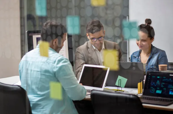 Personas realizando innovación