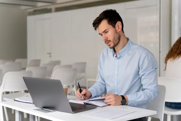 Personas realizando innovación