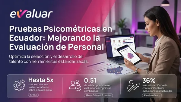 Profesional de RRHH revisando resultados de pruebas psicométricas en Ecuador para optimizar la selección de personal