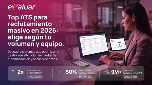 Profesional de RRHH gestionando candidatos en un sistema ATS  para reclutamiento masivo con métricas de eficiencia en pantalla